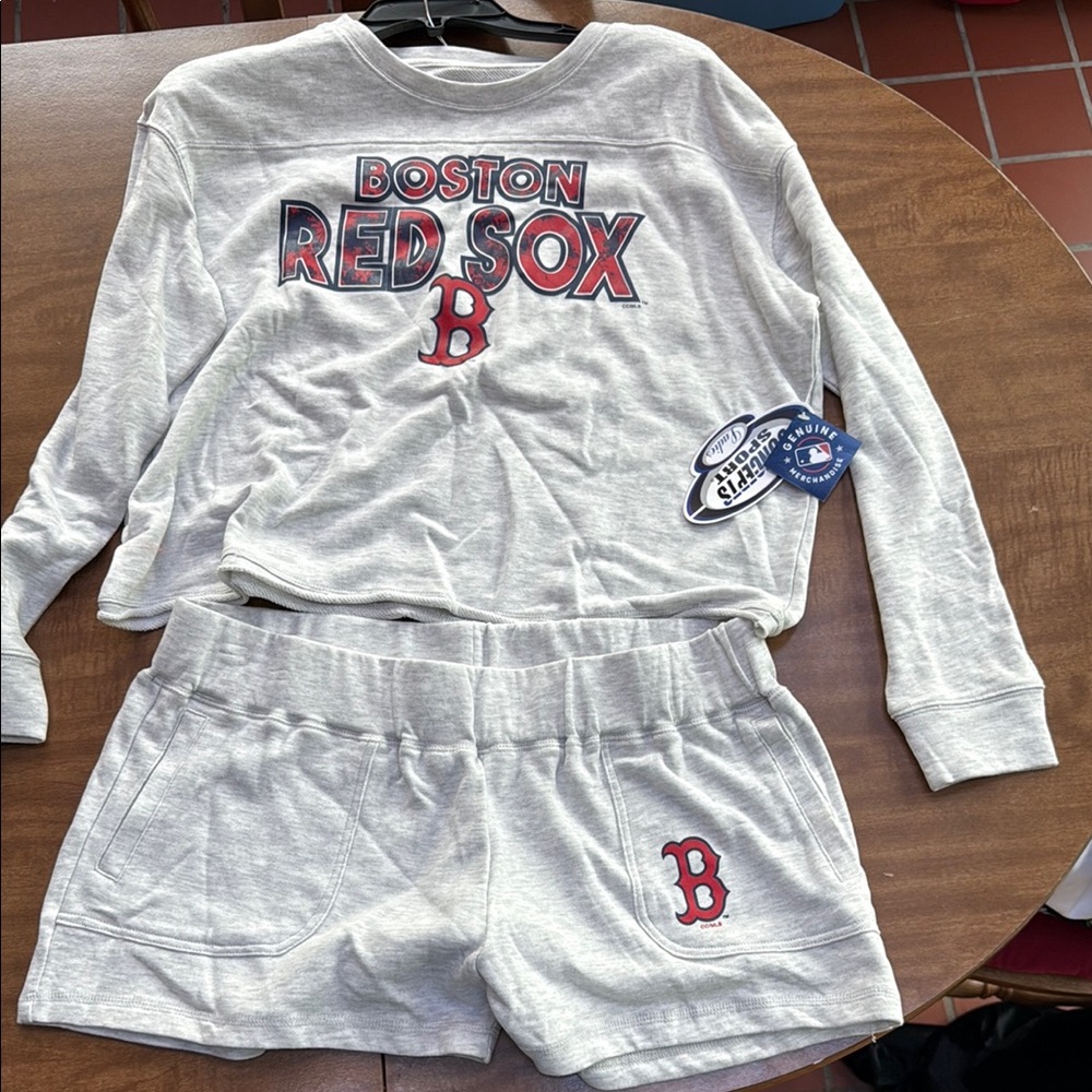 Boston Red Sox Women’s Set Sweatshirt and Shorts NWT